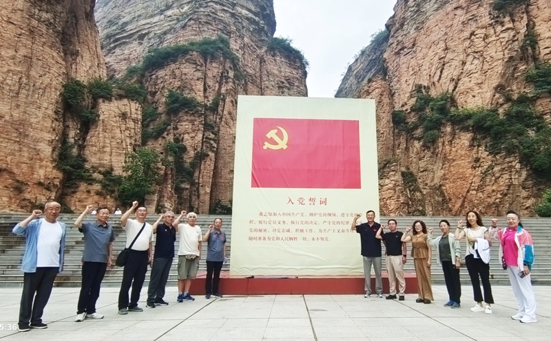 002在黄崖洞兵工厂基地广场重温入党誓词.jpg