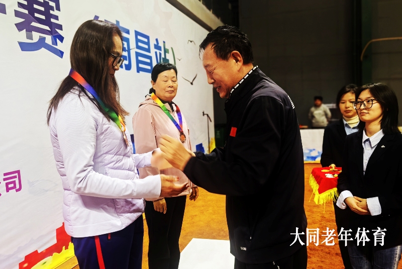 001柴守吉主席为获奖者颁奖.jpg